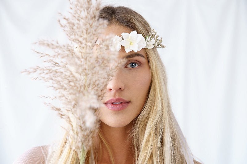 Bloemen Haarband Wit Strik van Partydeco koop je bij Partywinkel