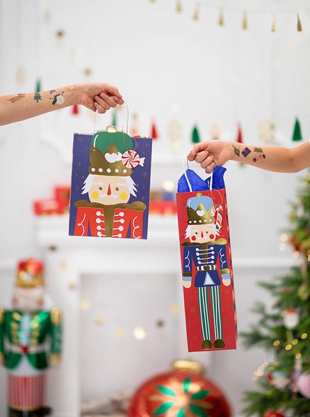 Cadeautasje Notenkraker 25cm van Partydeco koop je bij Partywinkel