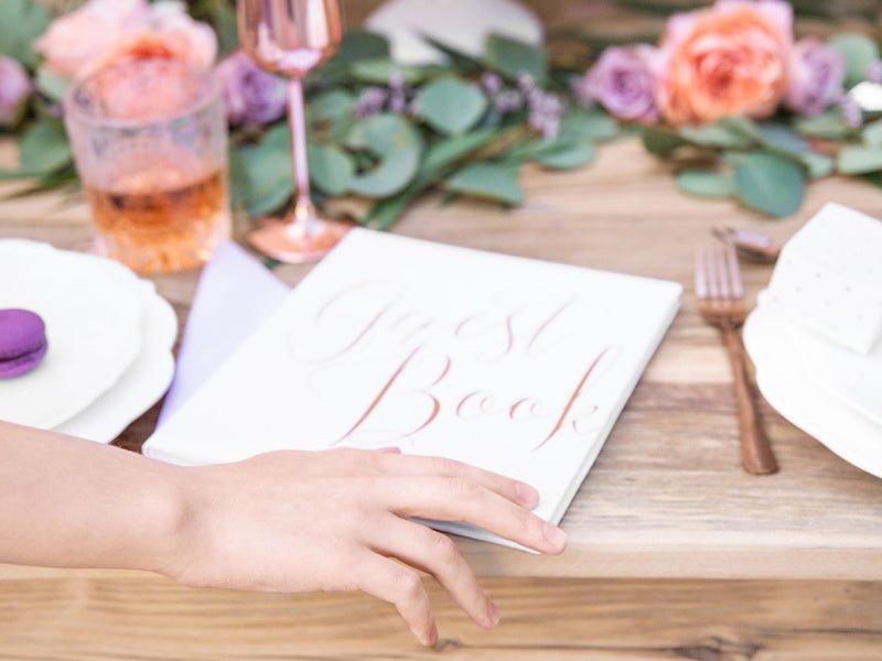 Gastenboek Rose Gouden Letters 24,5cm van Partydeco koop je bij Partywinkel