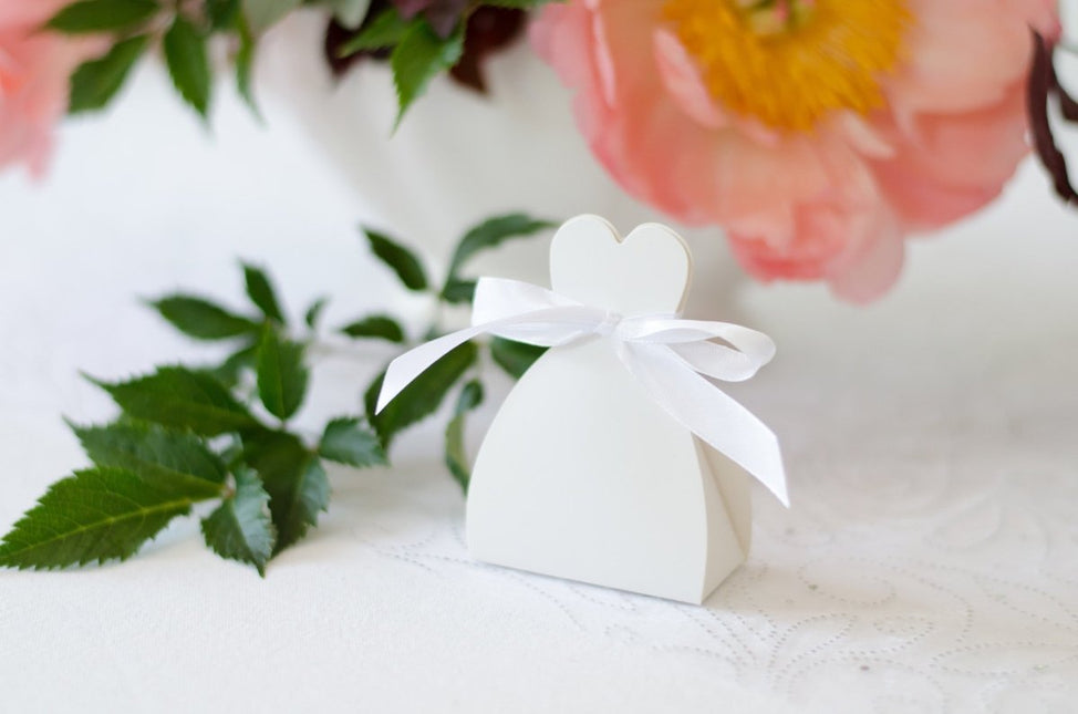 Geschenkdoosjes Hart Wit met Strik 6,5cm 10st van Partydeco koop je bij Partywinkel
