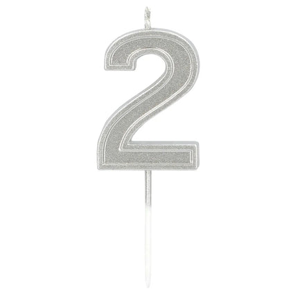 Kaarsje Elegant '2' zilver op prikker (3 x 4,2 x 0,7 cm) van Boland koop je bij Partywinkel