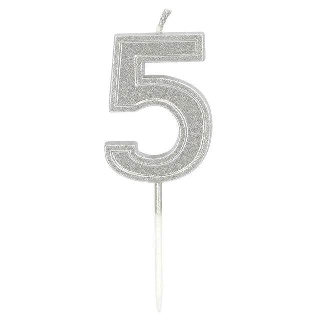 Kaarsje Elegant '5' zilver op prikker (3 x 4,2 x 0,7 cm) van Boland koop je bij Partywinkel