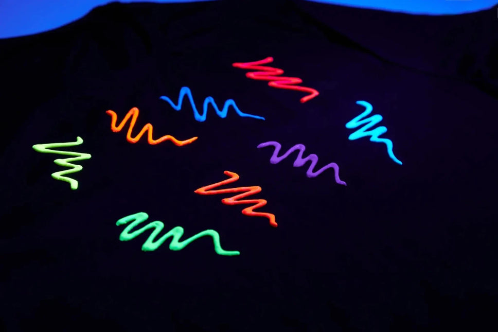 Moon Glow Neon UV Fabric Paint 125ml Intense Red 125ml van Moon Creations koop je bij Partywinkel