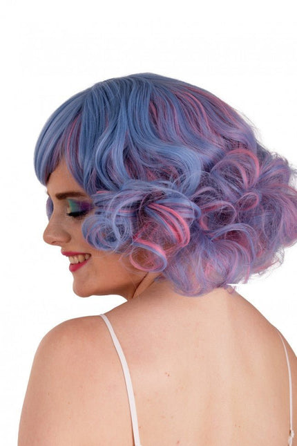 Pruik Arlene Kort Met Krullen Pastel Blauw En Roze van PartyXplosion koop je bij Partywinkel