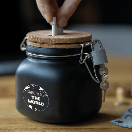 Zwarte Spaarpot Saving To See The World 12,5cm van Paper Dreams koop je bij Partywinkel